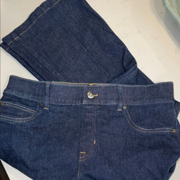 Like new condition Spanx Classic Blue Women's Jeans Petite size medium - Picture 2 of 5